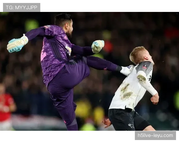 罗梅罗硬汉风格再掀风暴,无畏表现引热议 罗梅罗硬汉风格再掀风暴,无畏表现引热议