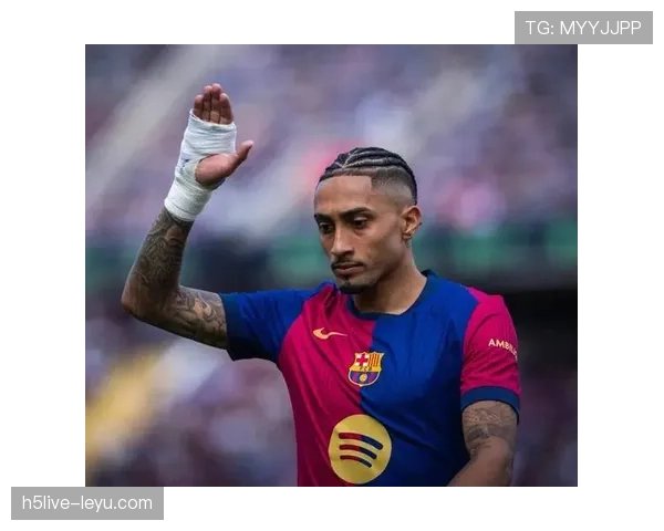 拉菲尼亚身披巴萨11号球衣，新赛季表现备受期待