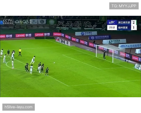 点球主罚前队友提前进区，为何不判违规？