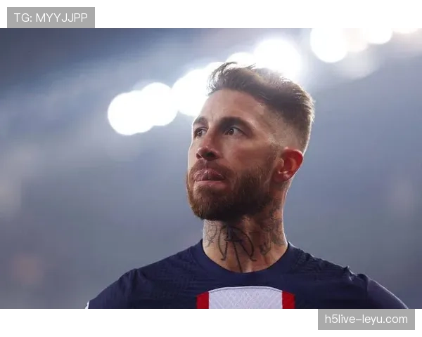 拉莫斯球场上大佬，家里却爱穿拖鞋睡大觉，这反差也太真实了吧！