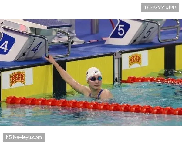 李冰洁的私服造型，也太不像竞技场上的她了吧，差点以为明星走错片场了